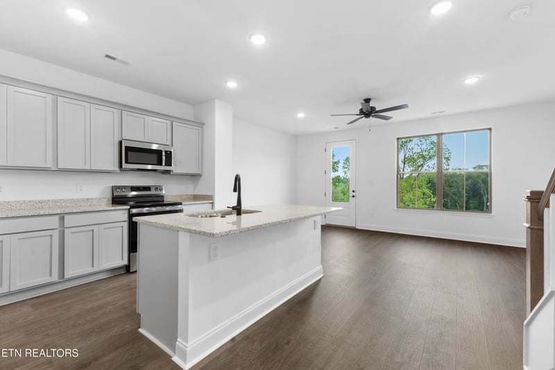 1640 Bennett Village Dr, Maryville, TN 37804