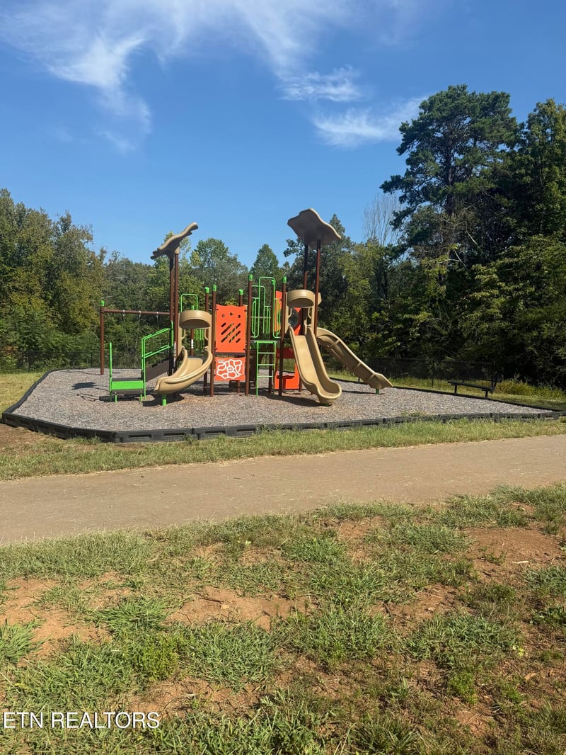 1641 Bennett Village Dr, Maryville, TN 37804