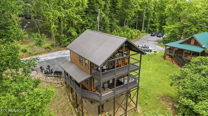 1642 Lake Dr, Gatlinburg, TN 37738