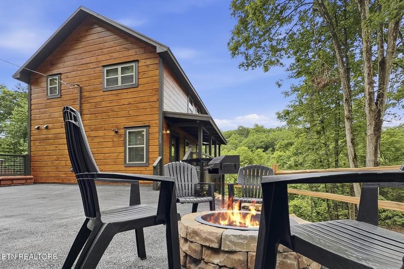 1642 Lake Dr, Gatlinburg, TN 37738