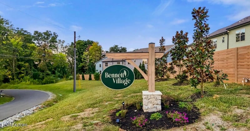 1643 Bennett Village Dr, Maryville, TN 37804