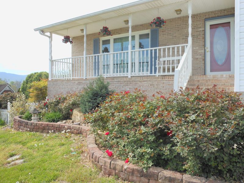 1647 Cavet Dr, Maryville, TN 37803