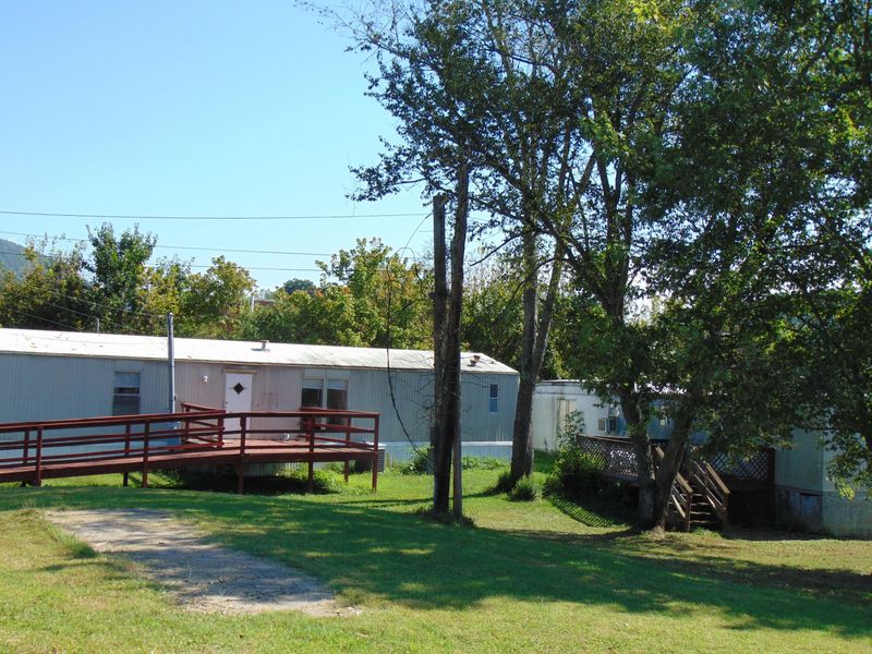 1647 Old Roane St, Harriman, TN 37748