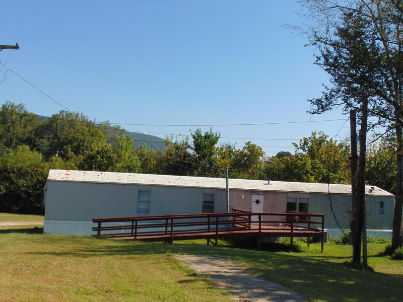 1647 Old Roane St, Harriman, TN 37748