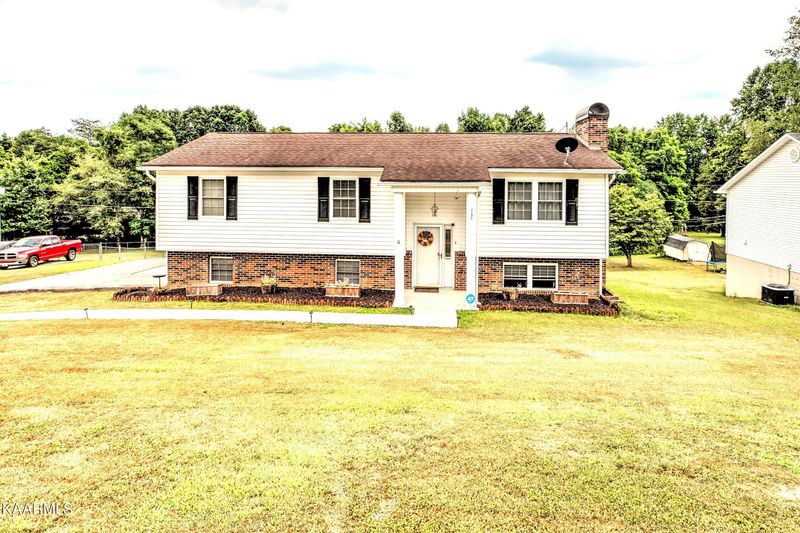 165 Hickory Ln, Jacksboro, TN 37757