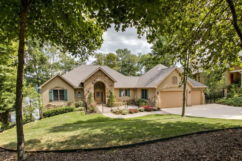 165 Rock Point Dr, Vonore, TN 37885
