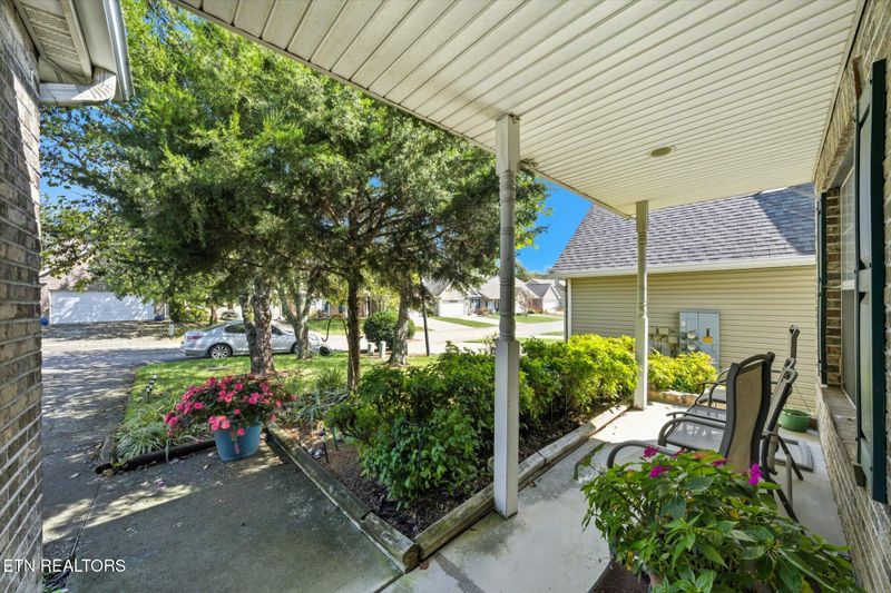 1652 Emerald Pointe Ln, Knoxville, TN 37918