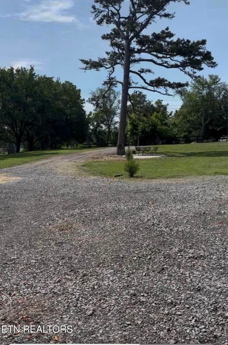 1653 Cross Dr, Morristown, TN 37814
