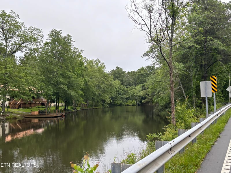 1654 E Cherokee Rd, Crossville, TN 38572