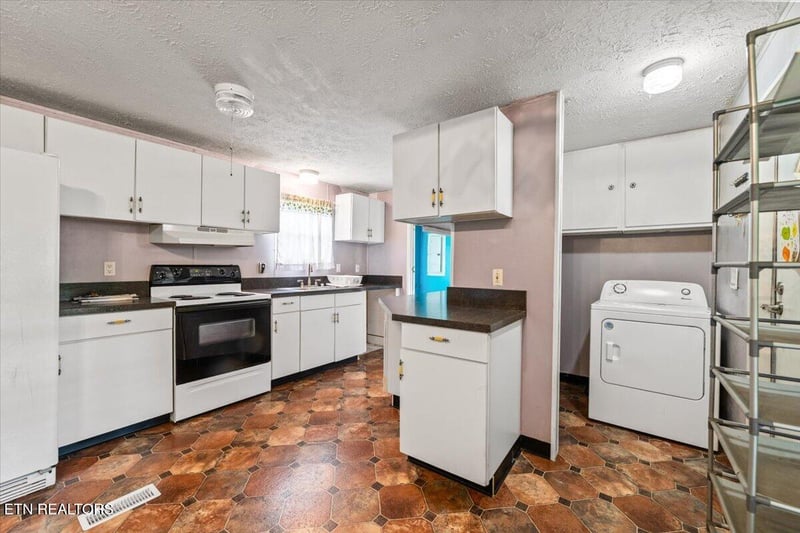 166 Andrew Ln, Jacksboro, TN 37757