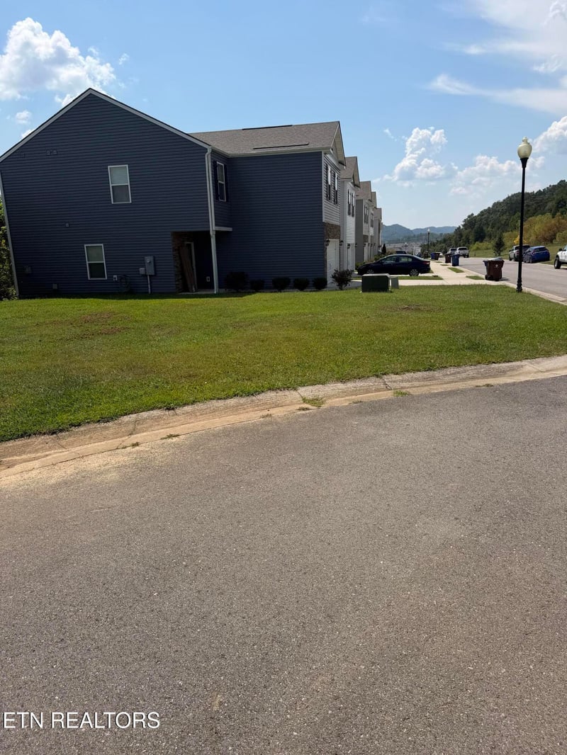 166 Harbour Pointe Ln, Oak Ridge, TN 37830