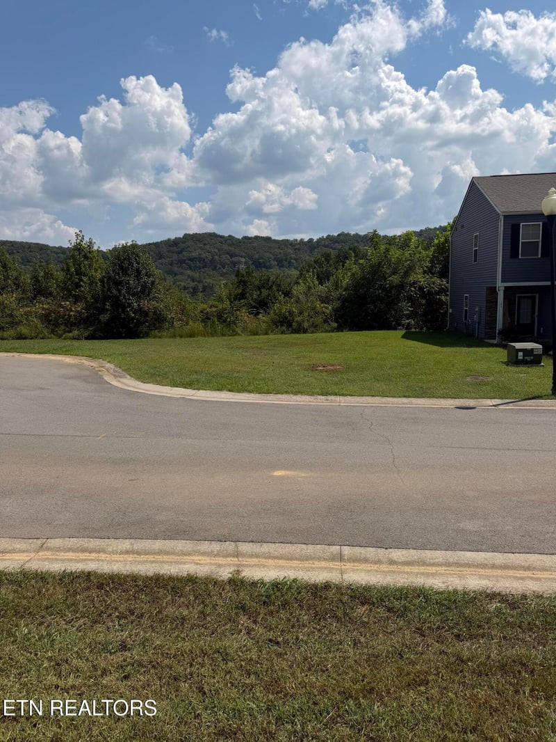 166 Harbour Pointe Ln, Oak Ridge, TN 37830
