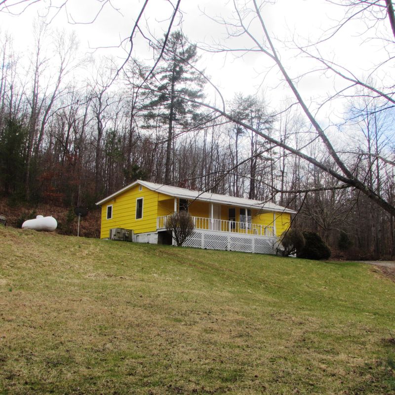 166 Ralph Hughett Ln, Oneida, TN 37841