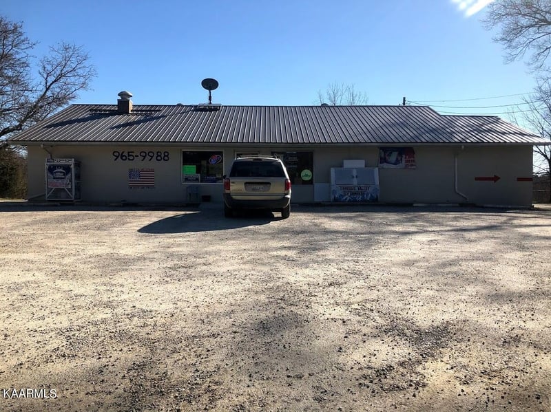 1661 Deer Lodge Hwy, Deer Lodge, TN 37726