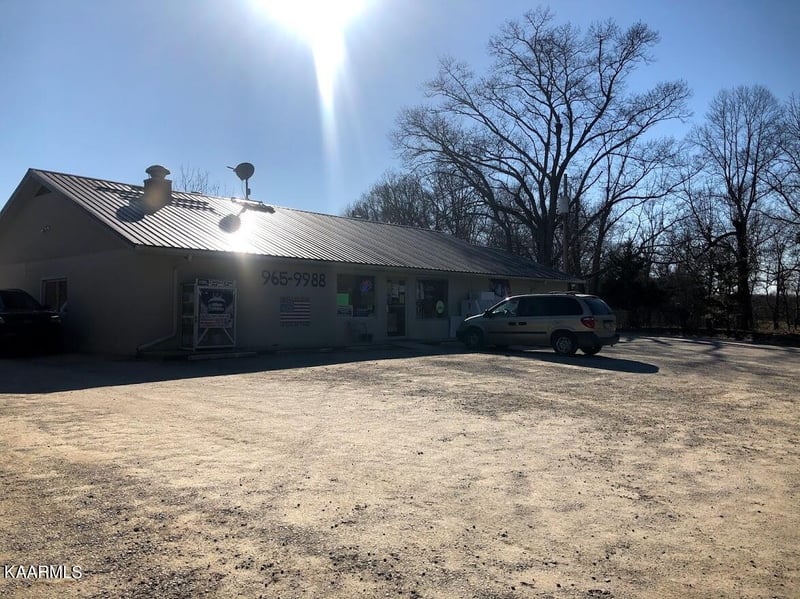 1661 Deer Lodge Hwy, Deer Lodge, TN 37726
