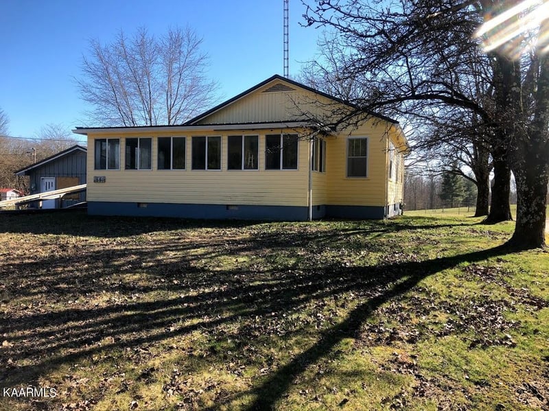 1661 Deer Lodge Hwy, Deer Lodge, TN 37726