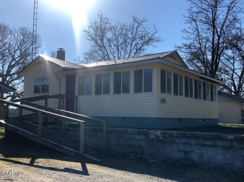1661 Deer Lodge Hwy, Deer Lodge, TN 37726