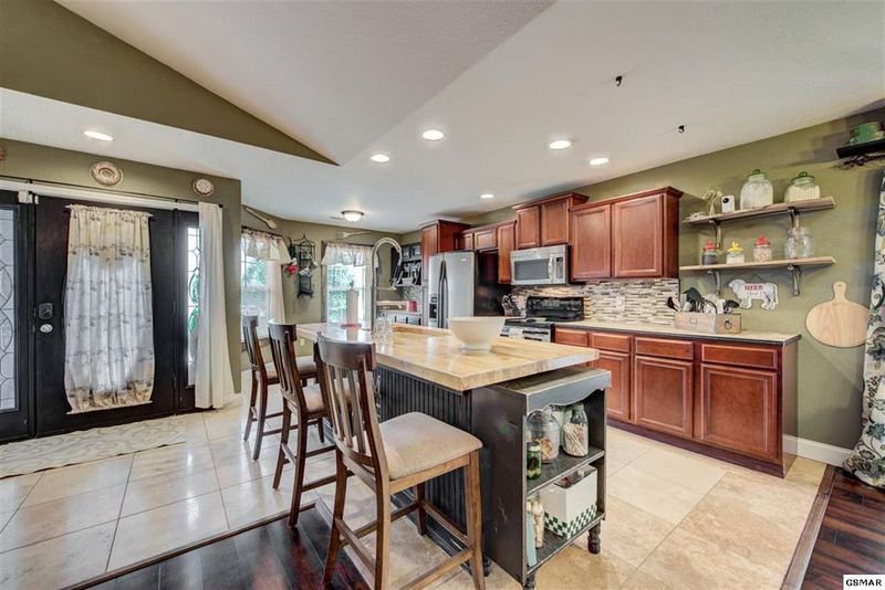 1664 Jasmine Tr, Sevierville, TN 37862