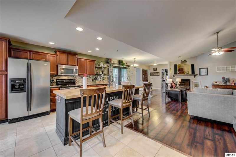1664 Jasmine Tr, Sevierville, TN 37862