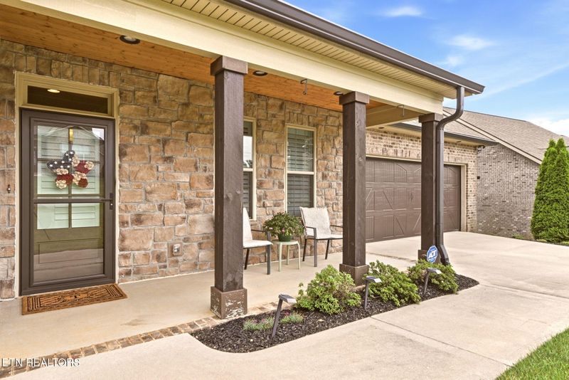 1683 Mountain Dr, Lenoir City, TN 37772