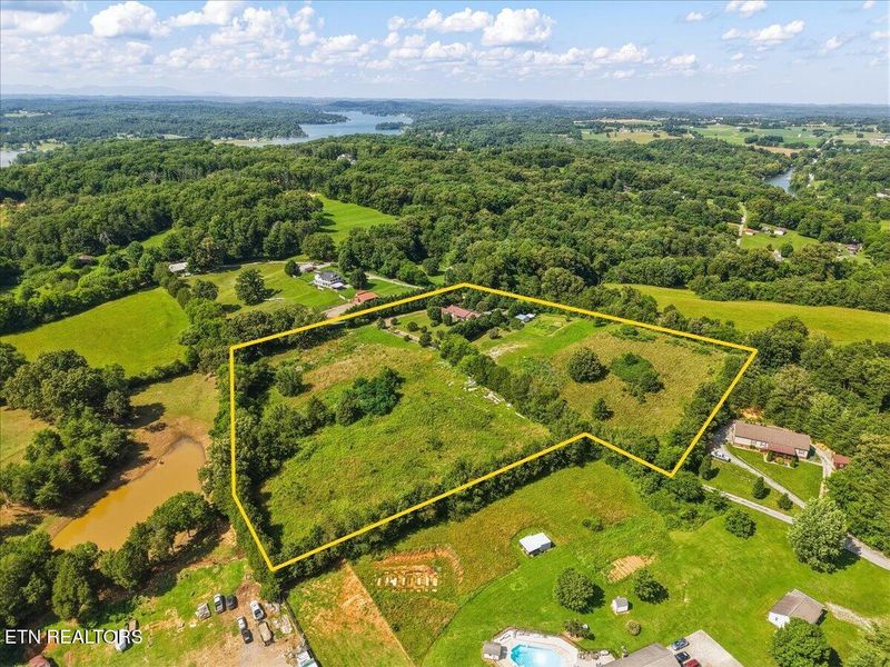 1689 Vaughn Rd, Lenoir City, TN 37772