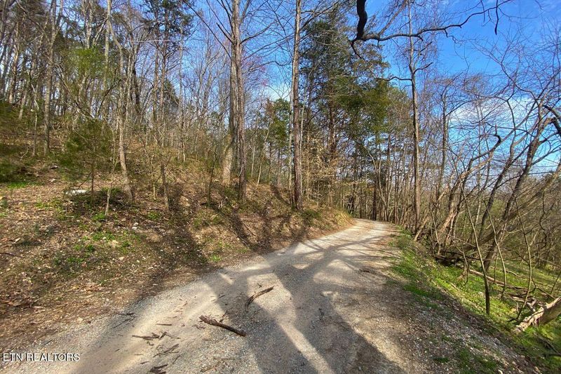169 Parker Ln, Lafollette, TN 37766