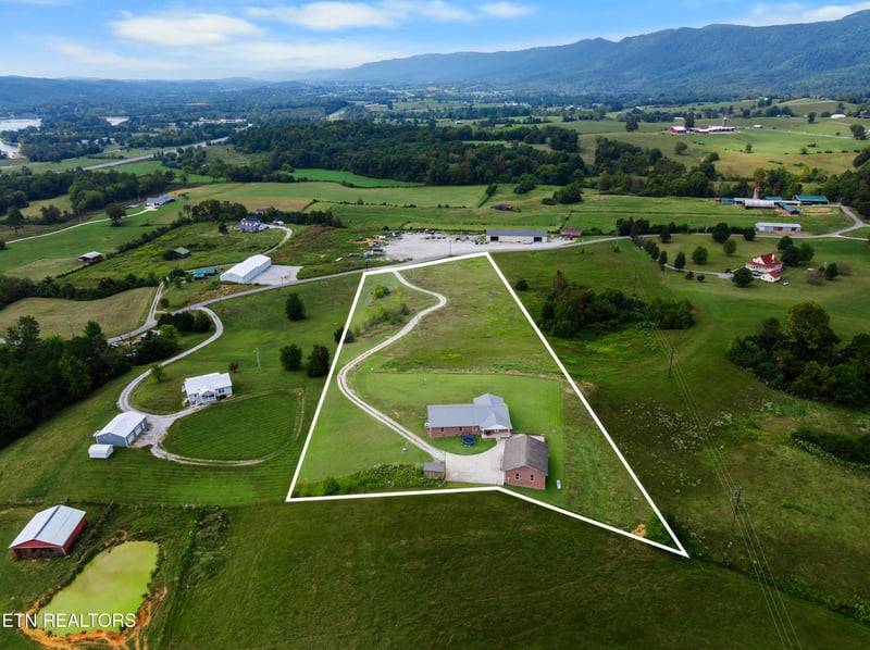 1695 Doaks Creek Rd, Speedwell, TN 37870