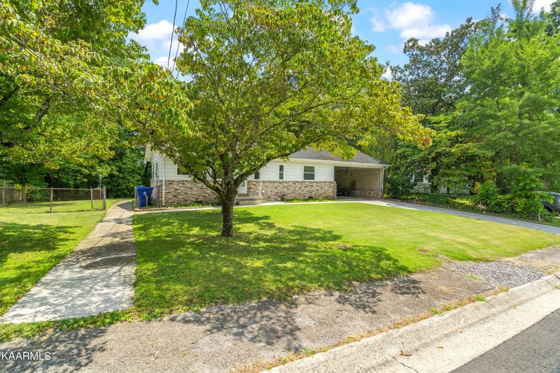 17 Outer Dr, Oak Ridge, TN 37830