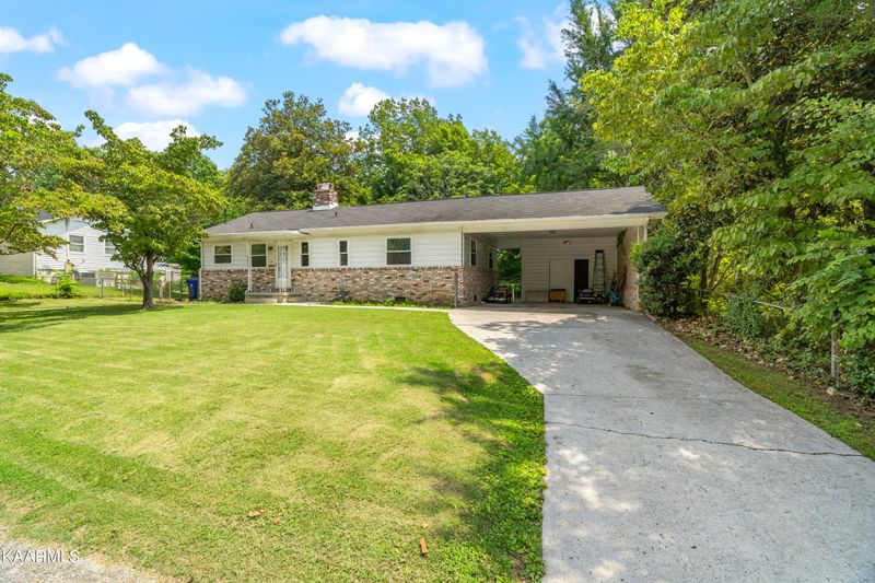 17 Outer Dr, Oak Ridge, TN 37830