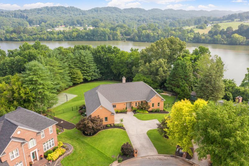 17 Radcliff Ter, Oak Ridge, TN 37830