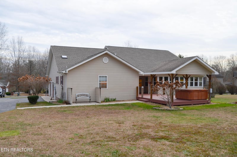 170 Pin Oak Ln, Crossville, TN 38555