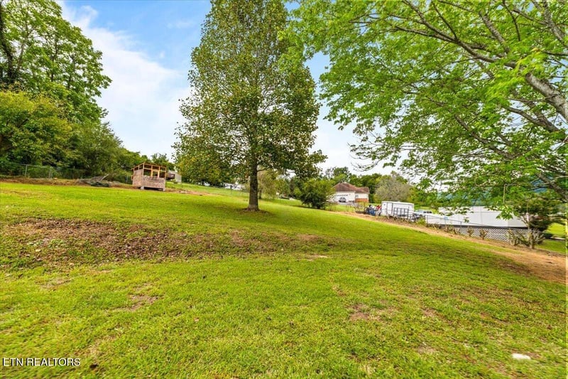 170 S Burress Ln, Jacksboro, TN 37757