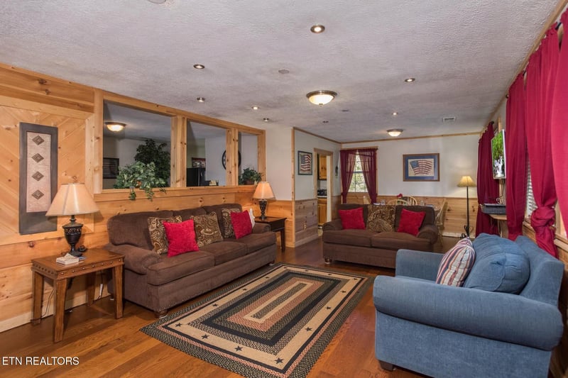 170 Showplace Blvd, Pigeon Forge, TN 37863