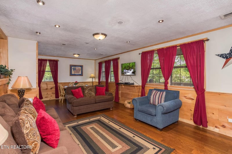 170 Showplace Blvd, Pigeon Forge, TN 37863