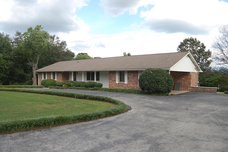 1700 Leconte Dr, Maryville, TN 37803
