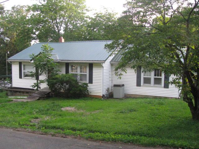 1704 Adams St, Athens, TN 37303