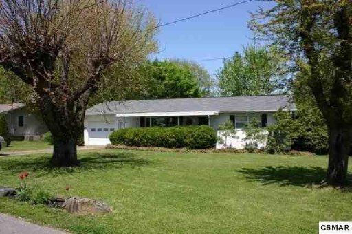 1704 Dickey Dr, Sevierville, TN 37862