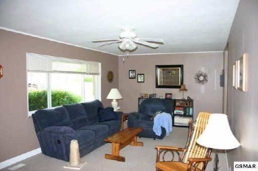 1704 Dickey Dr, Sevierville, TN 37862