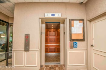 1704 Hidden Hills Rd #APT 512, Gatlinburg, TN 37738