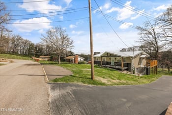 1704 S Forest Dr, Knoxville, TN 37920