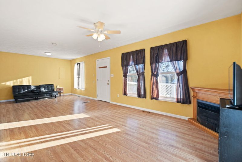 1706 Leatherwood Rd, Oneida, TN 37841