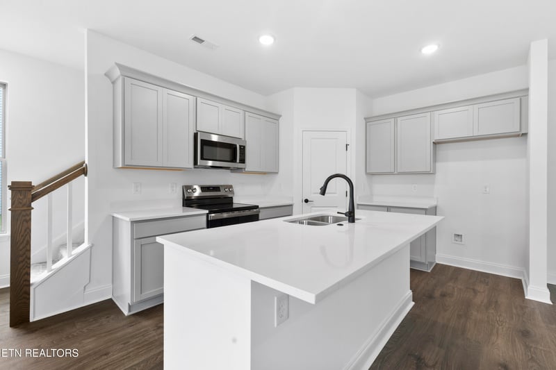 1708 Bennett Village Dr, Maryville, TN 37804