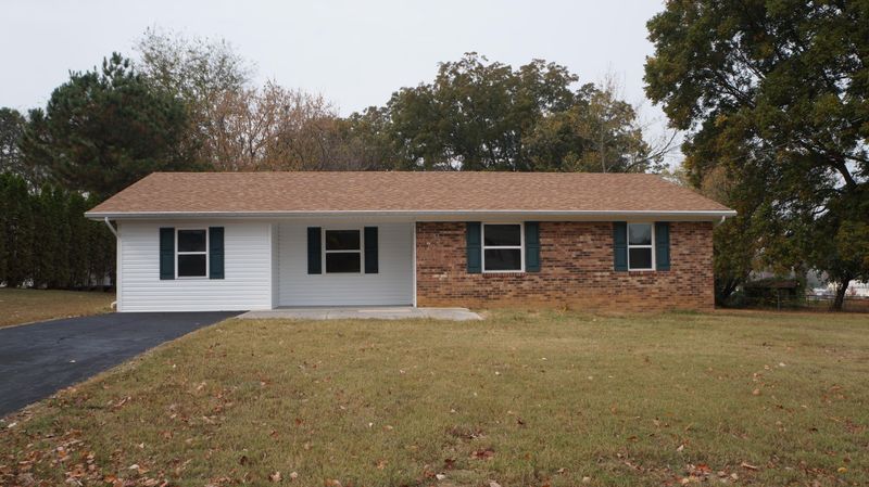 1709 Maplecrest Dr, Louisville, TN 37777