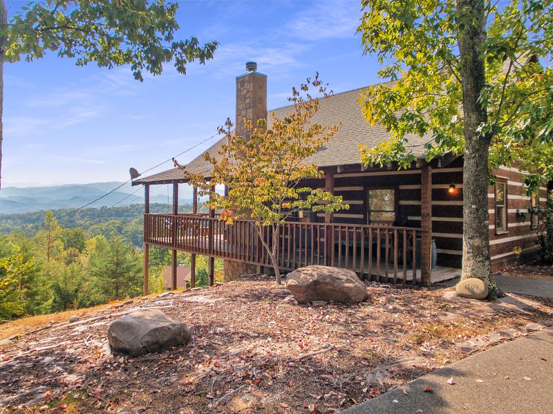 1709 Pine Grove Rd, Sevierville, TN 37876
