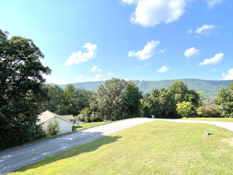 171 Alpine Dr, Jacksboro, TN 37757