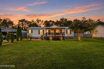 171 E Memorial Dr, Jacksboro, TN 37757