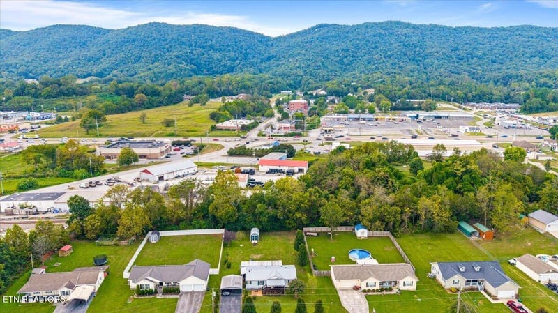 171 E Memorial Dr, Jacksboro, TN 37757