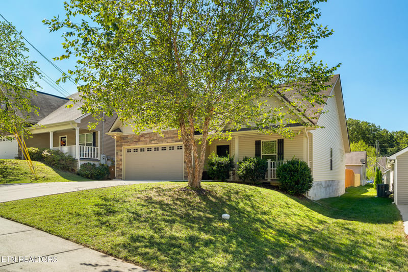 1711 Cove Oak Ln, Knoxville, TN 37909