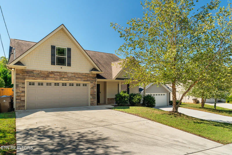 1711 Cove Oak Ln, Knoxville, TN 37909