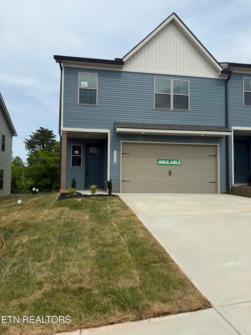 1714 Bennett Village Dr, Maryville, TN 37804